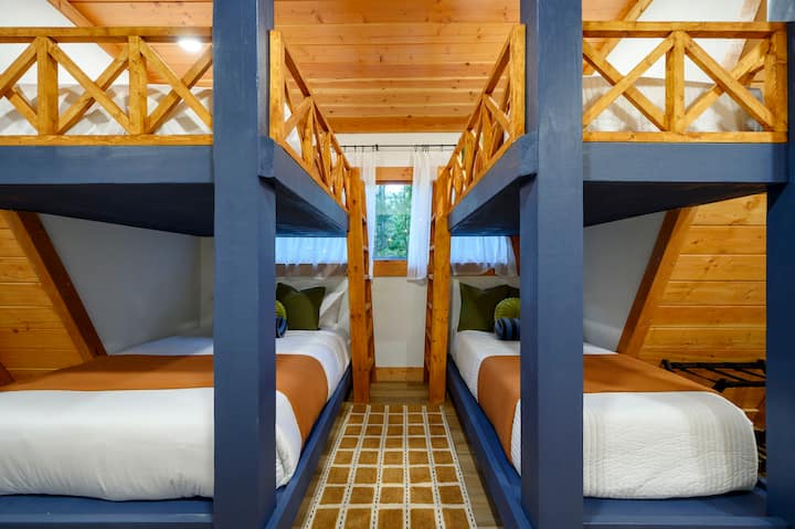 Amplia habitación con literas dobles empotradas y techo de madera en forma de A en Tahoe en Pines Broken Bow