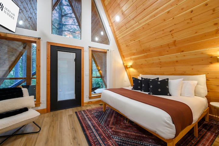 Suite de lujo con cama tamaño king, techos altos de estilo A-frame y vista privada al bosque en Broken Bow, Oklahoma