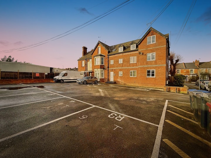 Spacious 1 Bed Flat - Free Parking - Quiet Area - Reading