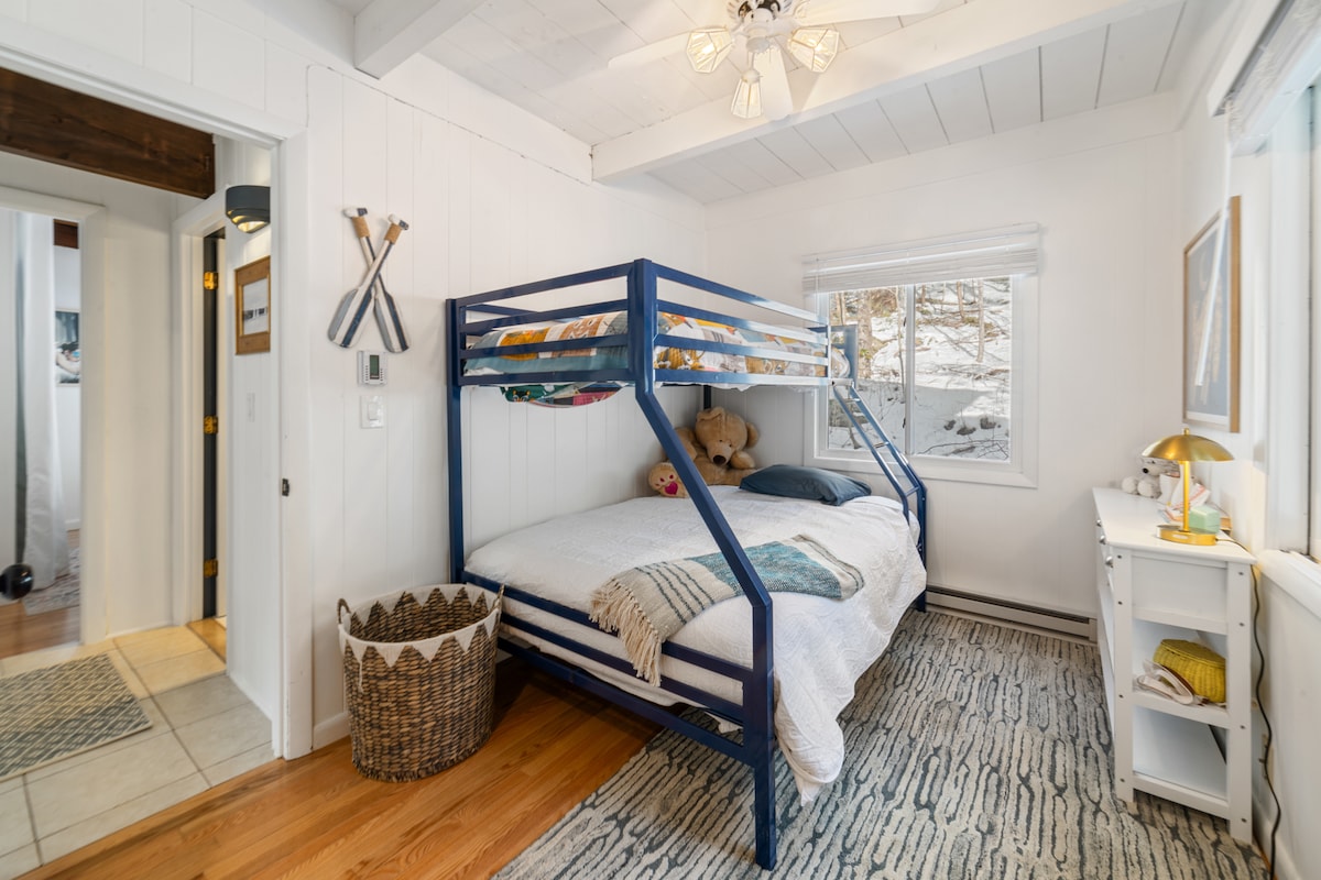 Spavaća soba prikladna za djecu s krevetom na kat. Prekrasan pogled na šumu i veliki ormar. 