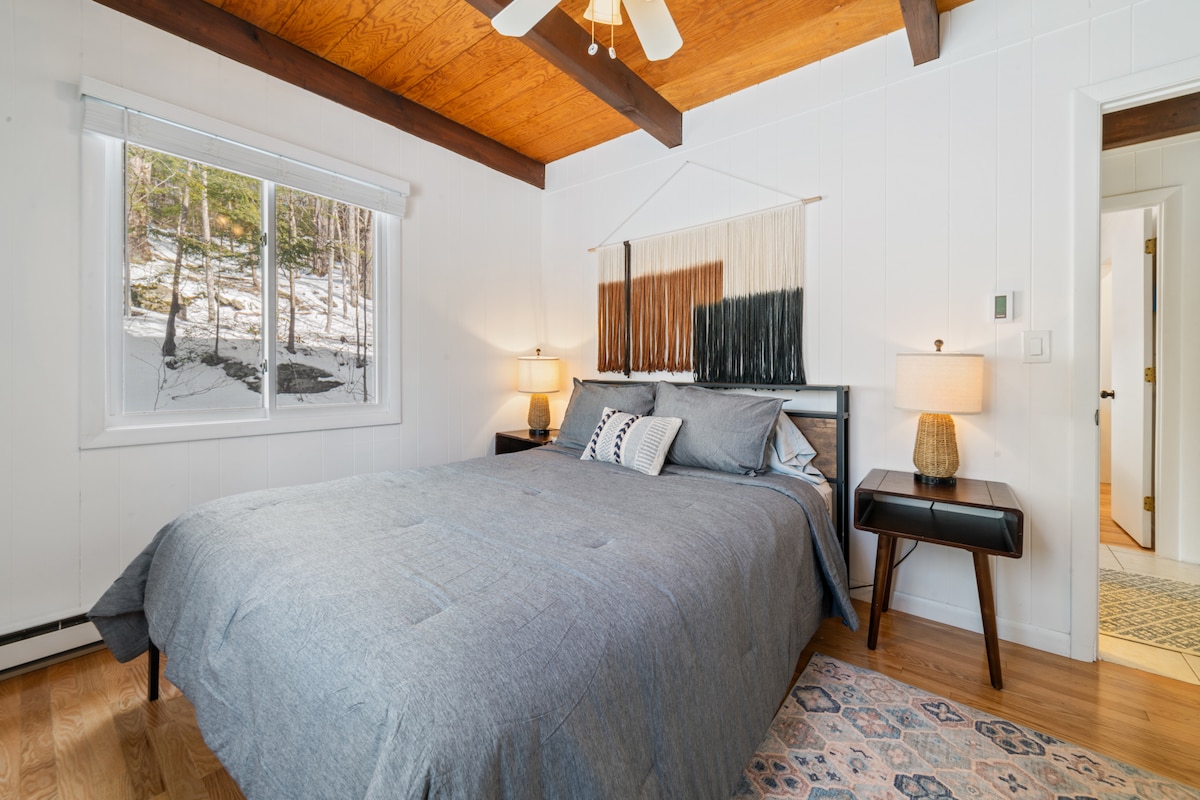 spavaća soba u prizemlju s bračnim krevetom i velikim ormarom. 