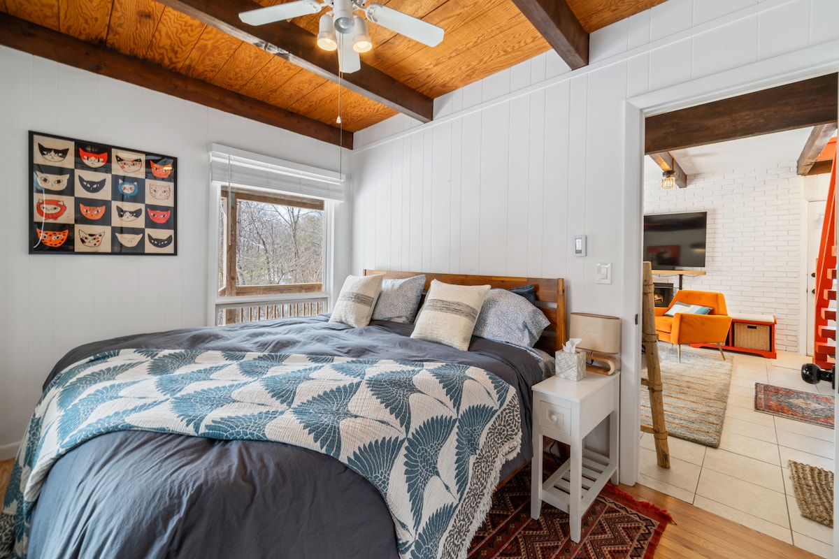 Bračni krevet (širine 180 – 200 cm) s TV-om i dovoljno
Prostor u ormaru! Dva prozora s pogledom na šumu. 