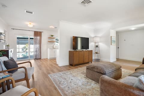 Top performing Airbnb: WOW! Dunedin Coastal POOL Home-beaches-eateries in Dunedin
