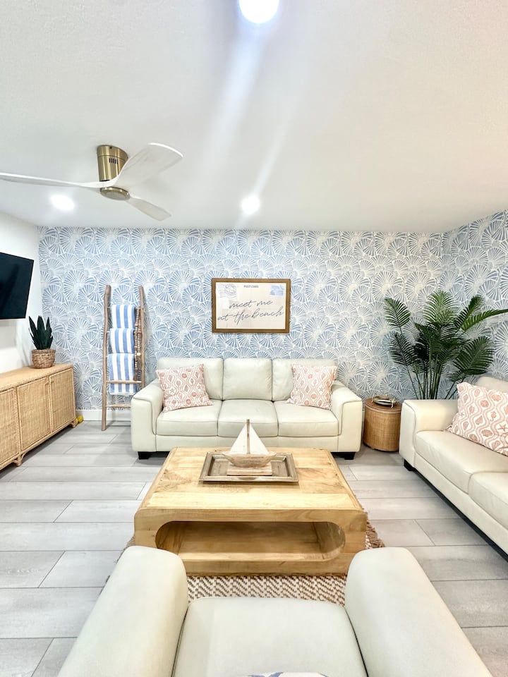 Come Stay At The Completely Renovated Beach Buoy! - Madeira Beach, FL