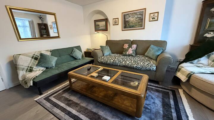 Peak Edge Home | Fast Wi-fi, Workspaces, 65" Tv! - Chesterfield
