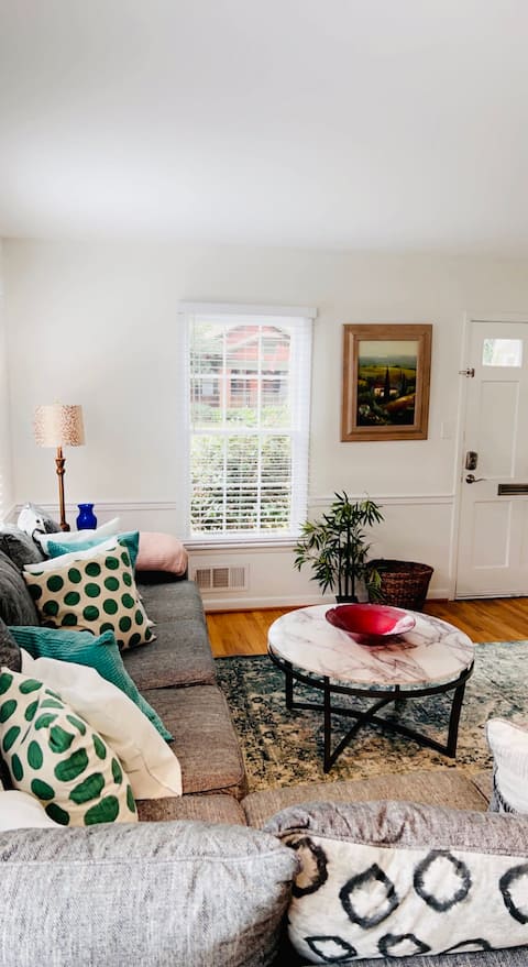 Top performing Airbnb: Bright and Spacious Midtown Townhouse in Piedmont Heights