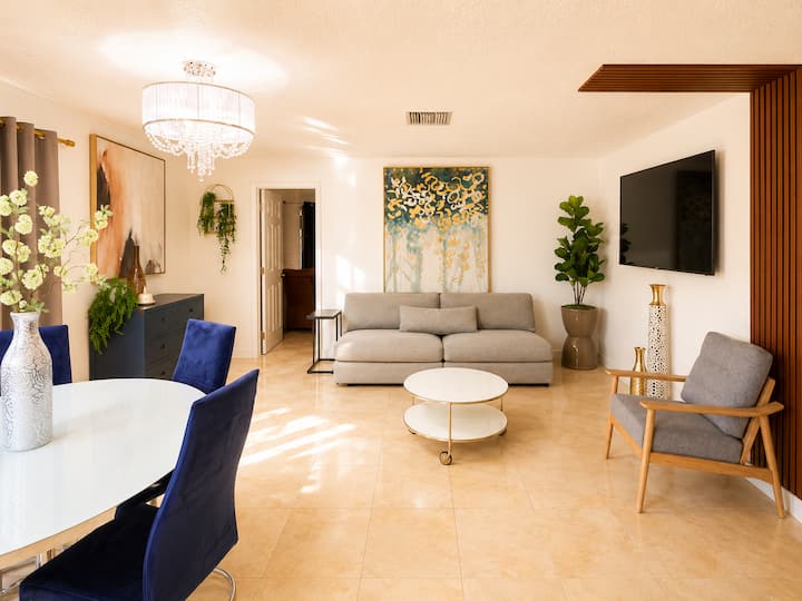 Tuscany Vibes • King Beds • Recliner Chair • Fiu - Doral, FL