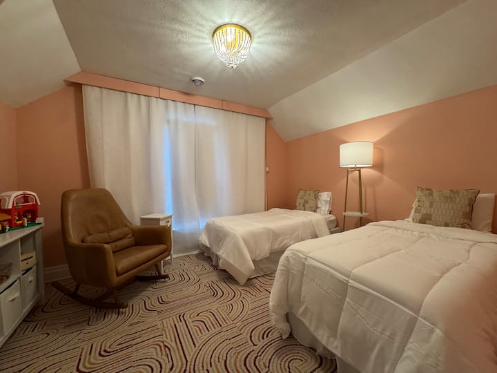 მსუბუქი, დამამშვიდებელი საძინებელი ორი ერთმაგიანი საწოლით, მსუბუქი ატმისფერი კედლებით, მსხვილი ფარდებითა და მყუდრო ტექსტურებით — იდეალურია ბავშვებისთვის ან მეგობრებისთვის. საცხოვრებელს აქვს კითხვისთვის განკუთვნილი სკამი, თბილი განათება და მშვიდი ატმოსფერო.