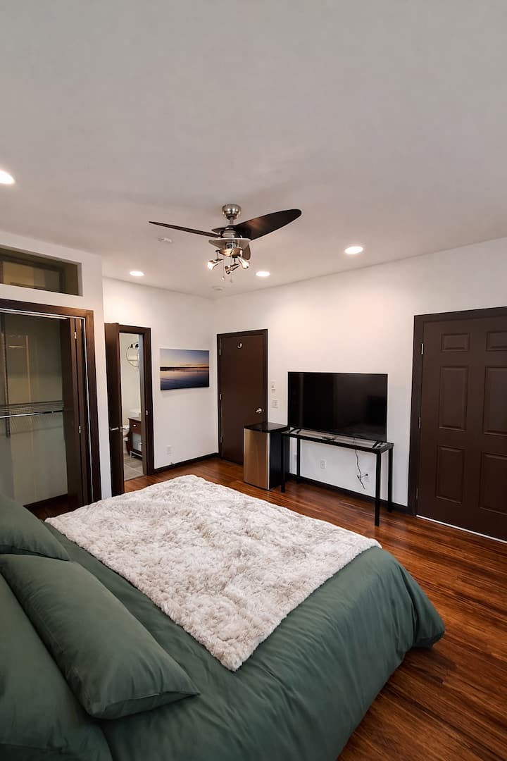 Private Modern Suite | King Bed & Bath - Issaquah