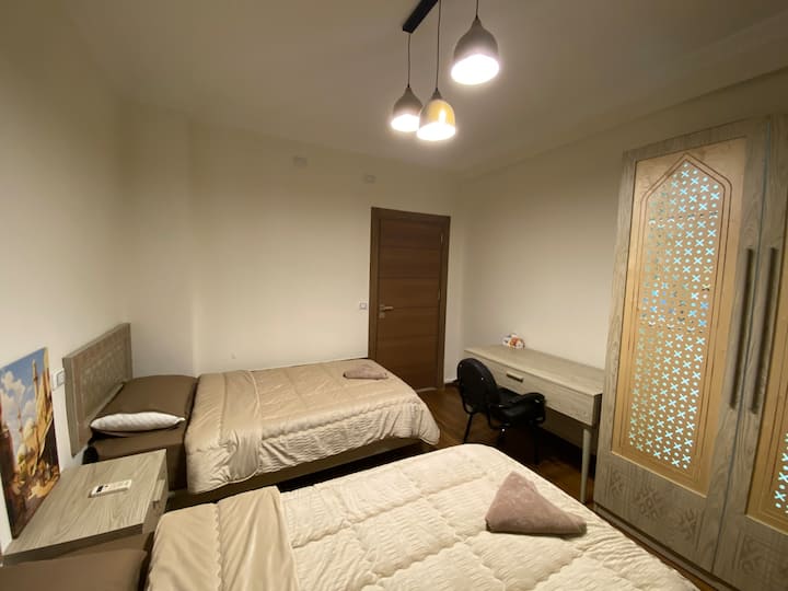 Una configuración práctica para amigos o hermanos. Incluye un escritorio dedicado y una silla acolchada, lo que lo convierte en el mejor lugar de la casa para hacer algo de trabajo remoto o planificar el itinerario de tu próximo día antes de salir.