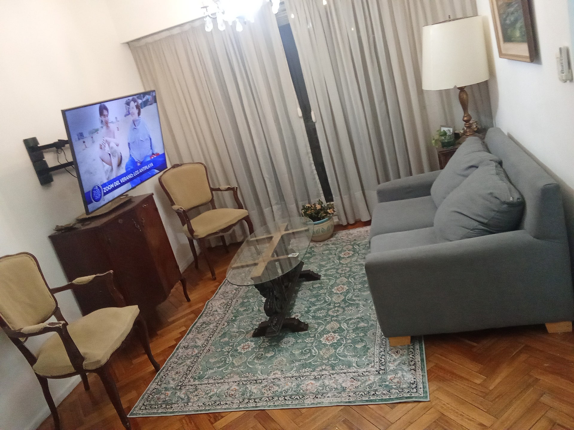 Apartamento mobiliado de 1 dormitório em Recoleta na Av. Del Libertador