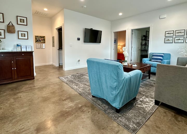 Latitudes: Cozy Downtown Escape Near The Lake - 摩西湖市