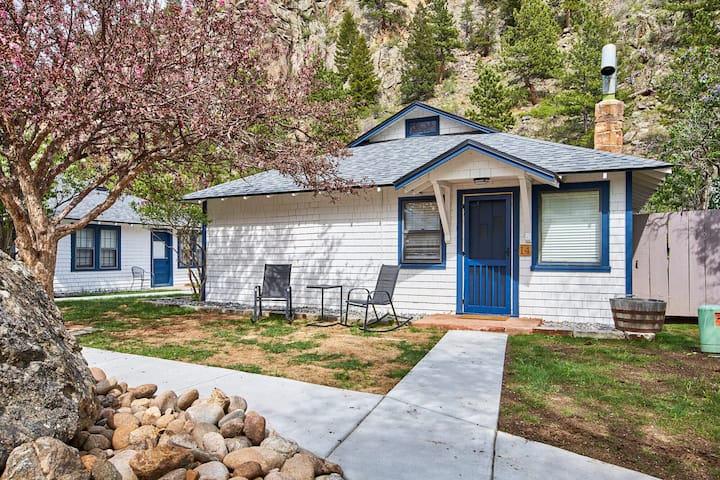 Two Bedroom Cottage With Sofa Sleeper And Kitchen - Estes Park, CO