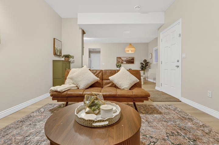 Bright Cozy Modern Suite In Prime Location - Pitt Meadows