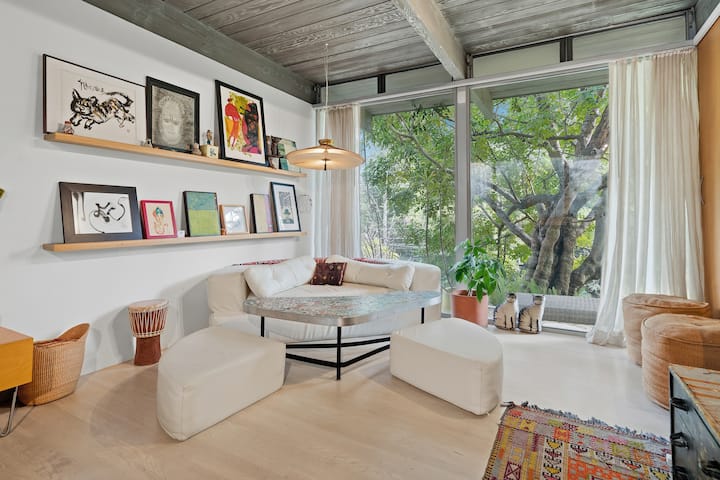 Modern Hollywood Hills Retreat | 1br | Pool - Los Angeles, CA
