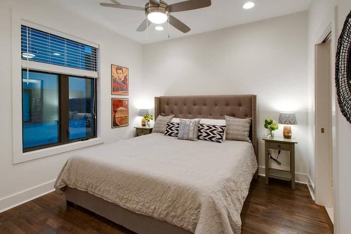 Relax in luxury! Our exquisite king-sized bedroom features mesmerizing city views and a private en-suite bathroom, ensuring your supreme comfort and relaxation.