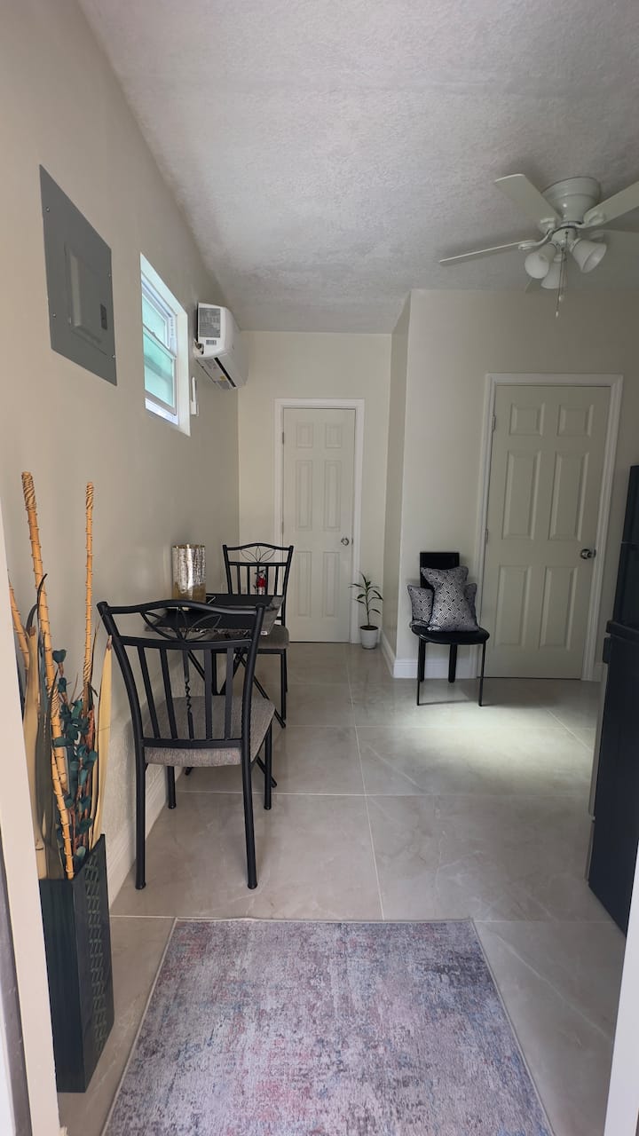 Private Studio | Kitchen, Parking & Fast Wi-fi - Fort Lauderdale, FL