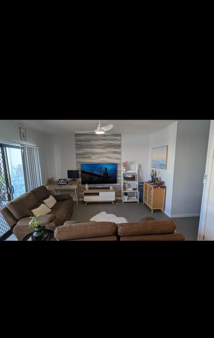 City View 2br | Huge Balcony + 2 Secure Parking - Gladstone