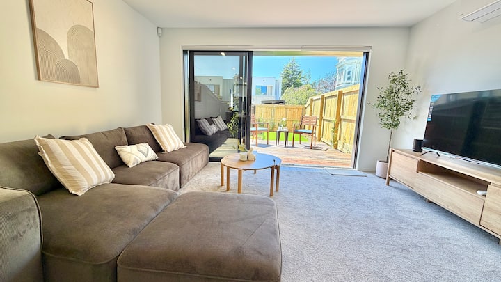 Cbd 2-bed, 2-bath Townhouse + Parking - Christchurch