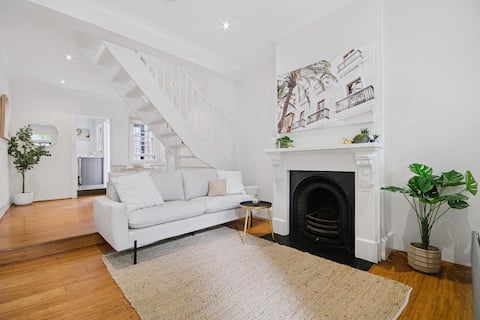 Popular Airbnb listing: Stylish Sydney Escape in Heart of Darlinghurst in Darlinghurst
