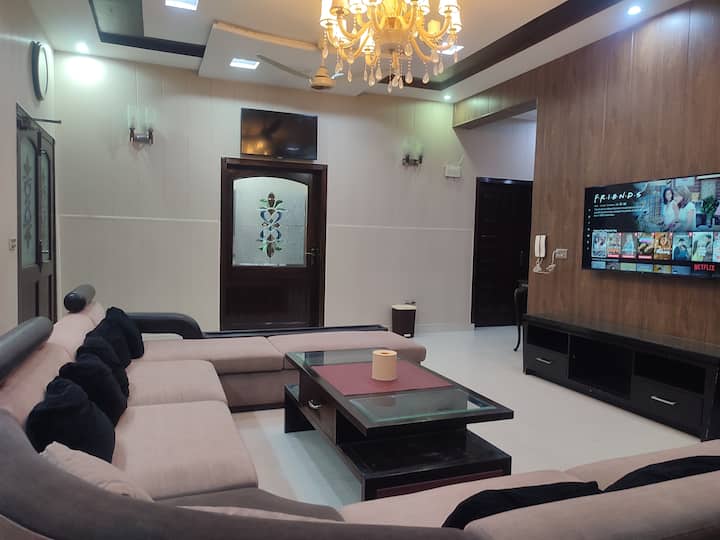 7br Spacious Holiday Home Near Emporium & Expo - Lahore