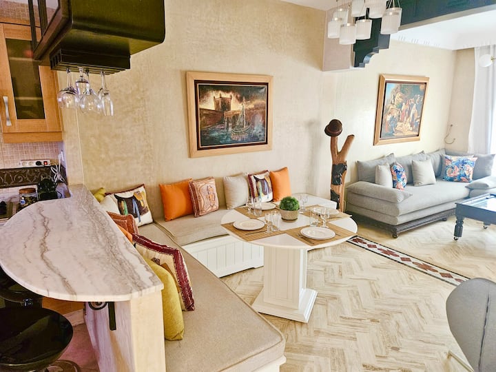 منطقة صالة مريحة وترحيبية، مثالية للاسترخاء أو الاستمتاع بوجبة هادئة. أجواء هادئة وراحة مضمونة!