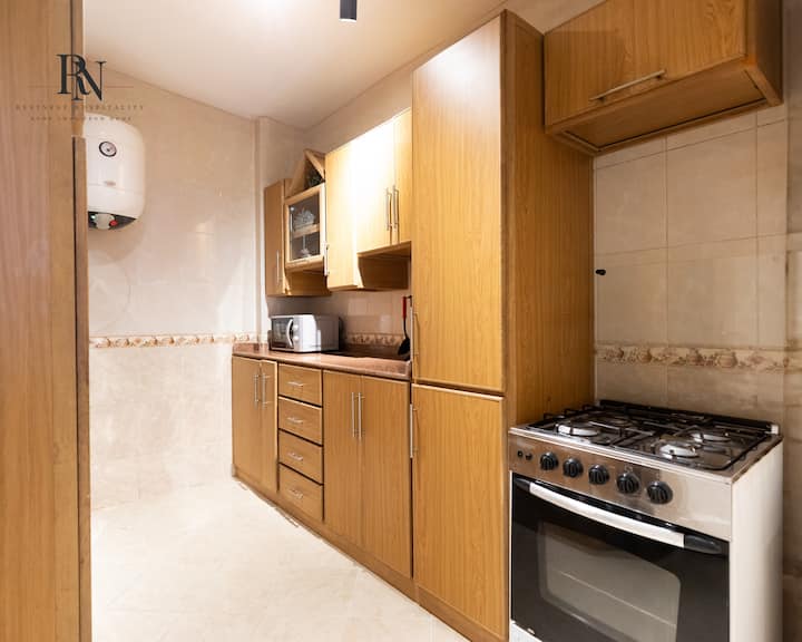 Marvelous 1 BDR In Rehab City: Full kitchen