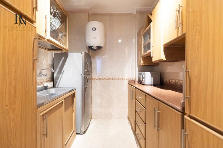Marvelous 1 BDR In Rehab City: Full kitchen