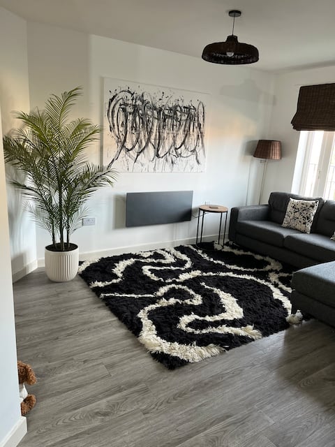 Top Airbnb: 1BR Flat near M6Jct23/A580 with multi car parking in St. Helens