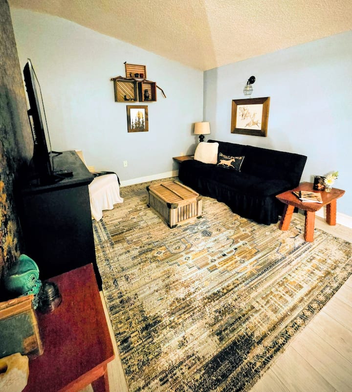 Ranch i vjetër në Florida. Hapësirë e hapur për ngrënie/jetesë/kuzhinë. Divani futon paloset për të krijuar një krevat shtesë. 
Apartament në papafingo në një hangar në ONF. @Camp.BarnOwl