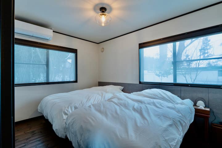 ベッドは、シモンズの最高級ラインのマットレス。京都の生地屋特製の洗いざらしのシーツも心地よいです