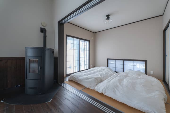 和室にて畳の上に寝る心地よさ。京都の生地屋による洗いざらしのシーツでゆっくりとおやすみください