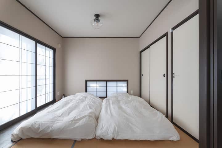 和室にて畳の上に寝る心地よさ。京都の生地屋による洗いざらしのシーツでゆっくりとおやすみください