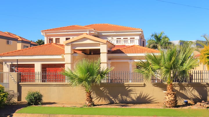 Lobones Apartments - 5-bed Retreat In Phakalane - Gaborone