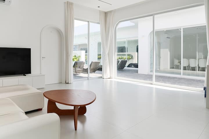 Riverside Villa 9br * New * Private * 3 Pools - Đà Nẵng