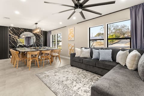 Top performing Airbnb: Lone Star Luxe: Home Theater, HotTub, Games, 20 in North Central