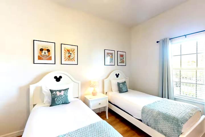 Habitación doble con temática de Disney y colchones Purple de primera calidad; aquí no hay camas baratas. Cortinas opacas para disfrutar de un sueño profundo después de largos días en el parque. Espacio luminoso y alegre cerca de Walt Disney World, ideal para niños o adultos.