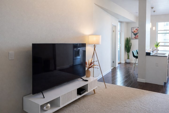 Hollywood Hills View | Balcony | High Floor - West Hollywood