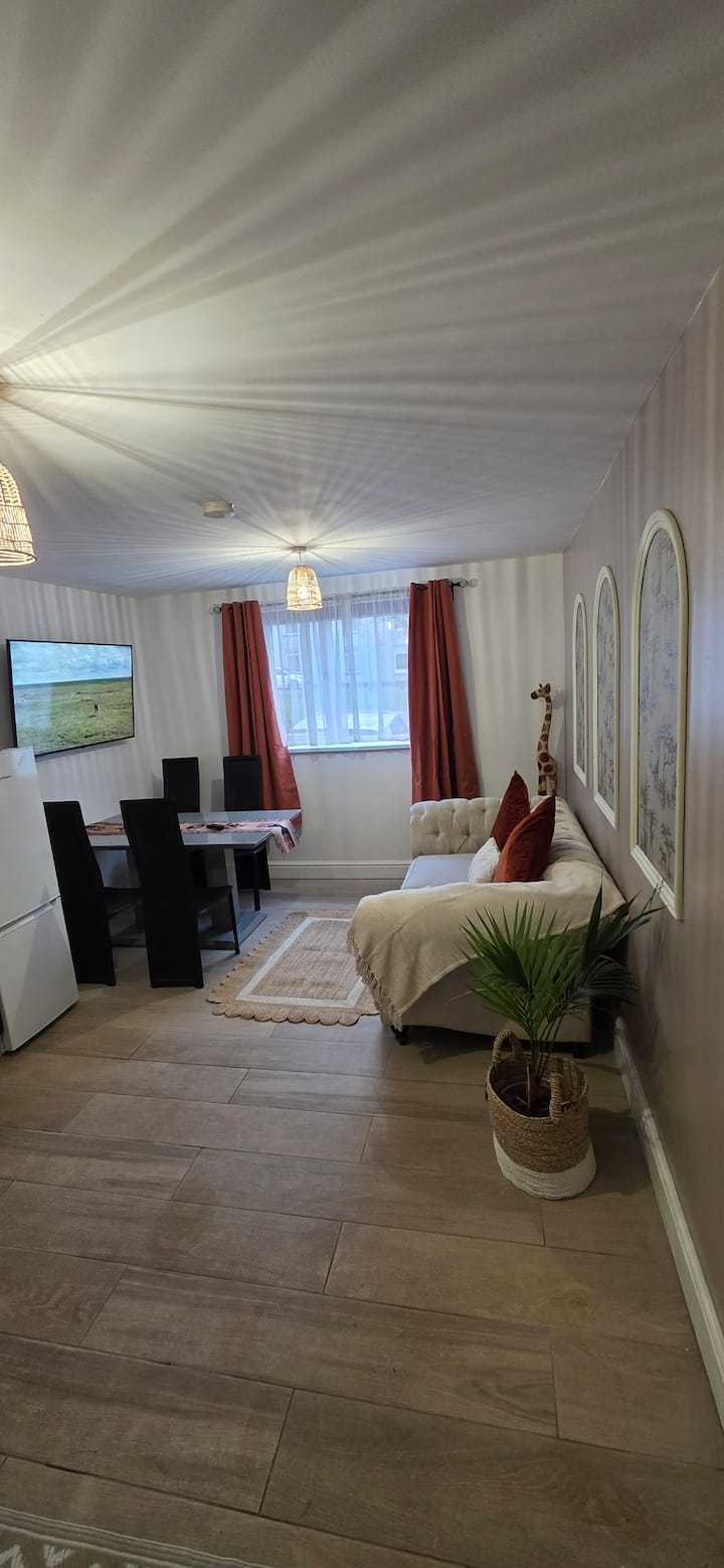 Serengeti Suite - Free Parking, Fast Wifi, 2bdr - Cardiff