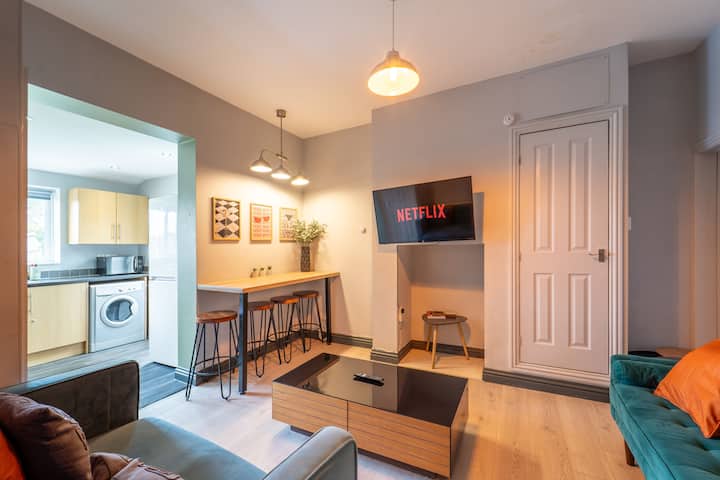 4 Bedroom Stylish House In Redditch - Free Parking - Bromsgrove