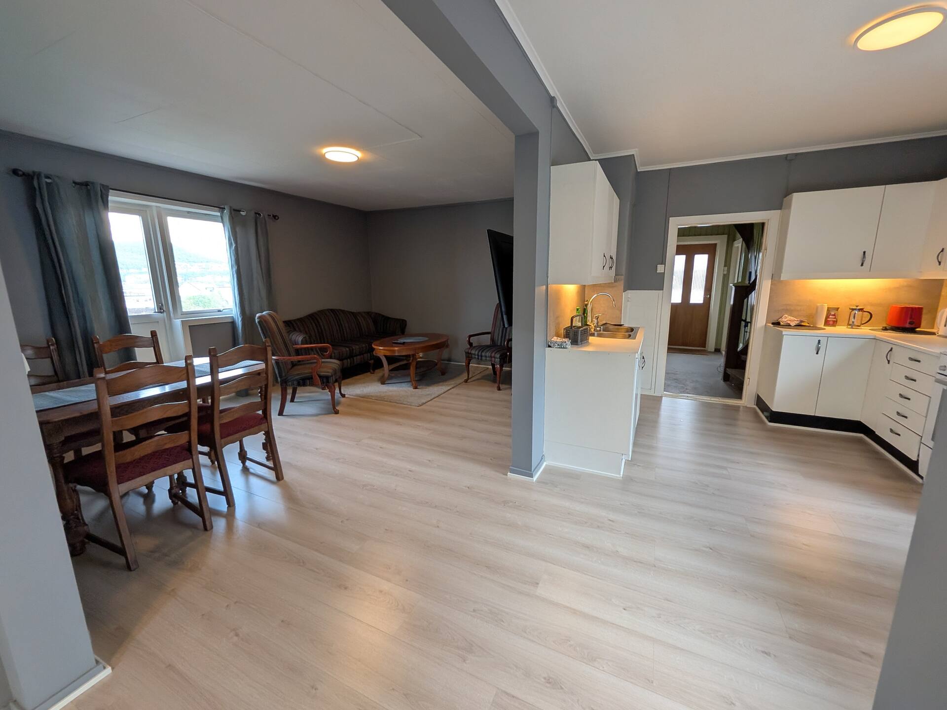 Central Townhouse – Sleeps 8 + Parking available