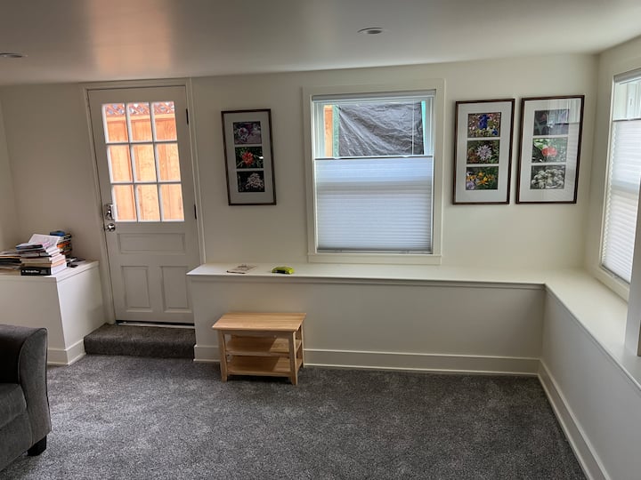 Cozy First Floor Space In Western Redwood City. - Redwood City, CA