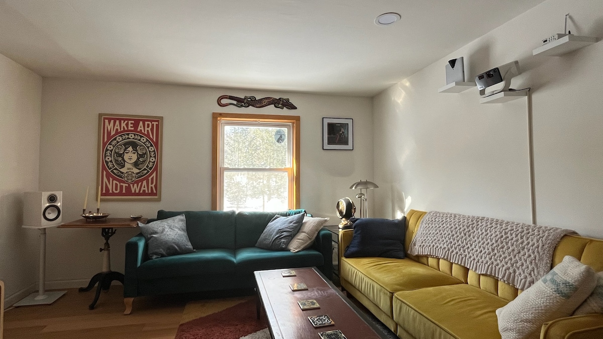 Sebule iliyo na makochi mawili, ikiwemo kochi moja la kulala. 