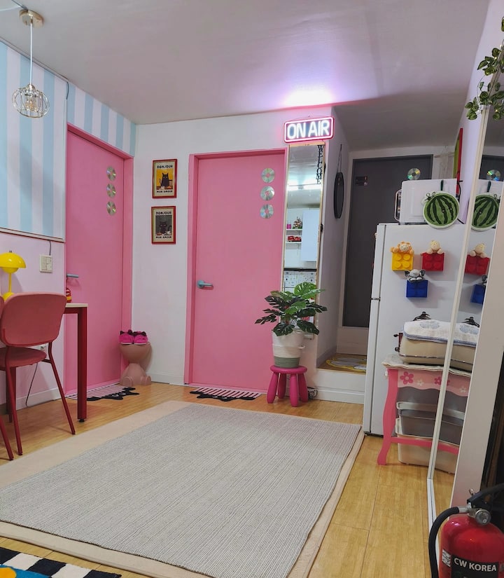 7월오픈특가/사당역도보3분/넓은2룸4베드/감성독채/강남 명동 홍대 성수/무료짐보관/친구가족 - 석수동