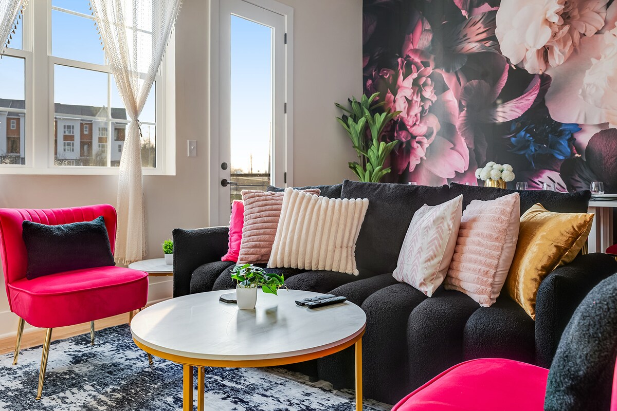 Successful Airbnb property: Pink Palace: Rooftop Hot Tub, Games & Karaoke | A in Bordeaux Whites Creek Haynes Trinity