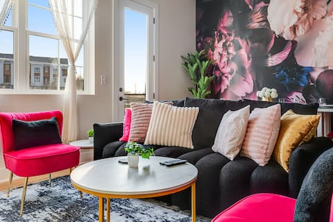Successful Airbnb property: Pink Palace: Rooftop Hot Tub, Games & Karaoke | A in Bordeaux Whites Creek Haynes Trinity