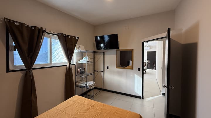 主房间、43英寸智能电视、烘干机、熨斗、额外毯子  