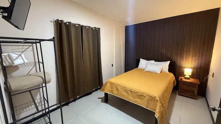 第二间客房配备双人床、32英寸智能电视（可观看hbo max）