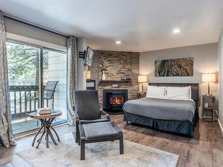 Couple's Cozy Condo Nest All Year 'Round - Mammoth Lakes