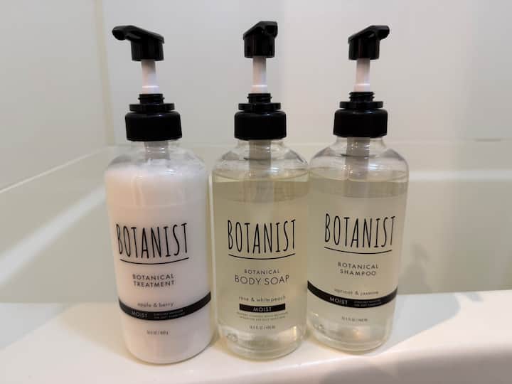 BOTANIST のシャンプー・コンディショナー・ボディソープを完備。ボタニカル成分配合で快適なバスタイムを。